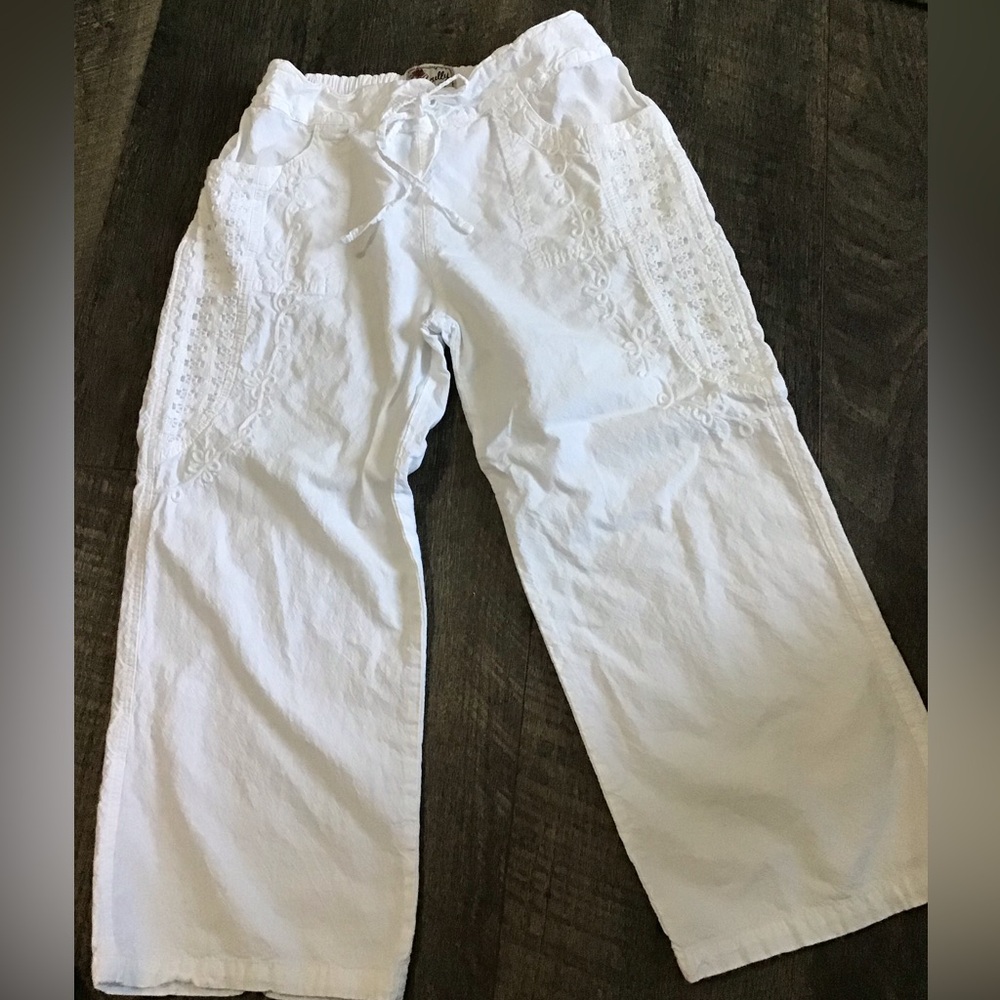 Scully White cotton Embroidered Drawstring elastic waist capris.EUC